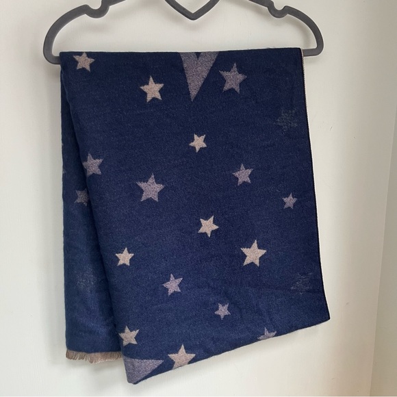 Star Patterned Scarf
Purple And Blue
Reversible - Picture 4 of 4